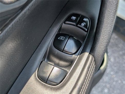 Used 2017 Nissan Rogue SV w/ SV Premium Package image 20