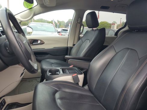 Used 2019 Chrysler Pacifica Touring-L image 12