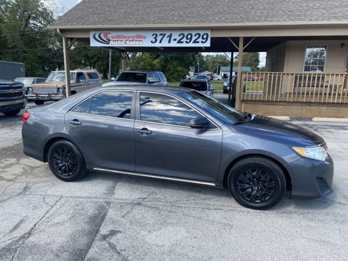 Used 2012 Toyota Camry LE image 1
