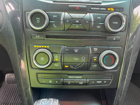 Used 2017 Ford Explorer XLT image 18