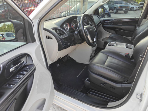 Used 2011 Chrysler Town & Country Touring-L image 11