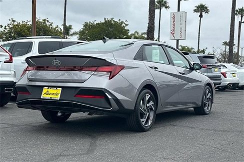 Used 2025 Hyundai Elantra Sport image 4