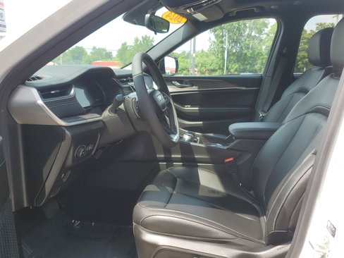 Used 2024 Jeep Grand Cherokee Limited w/ Black Appearance Package image 7