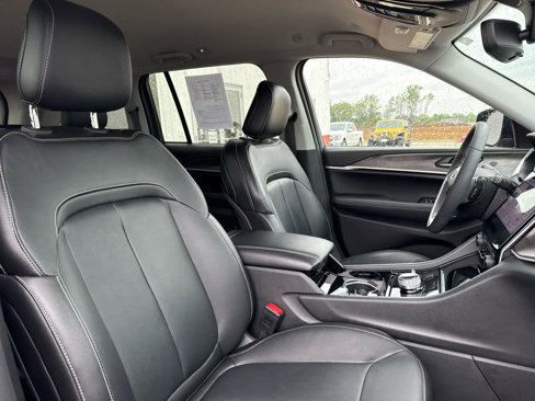 Used 2023 Jeep Grand Cherokee Limited w/ Black Appearance Package image 34