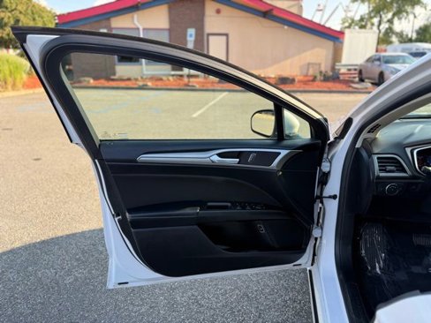 Used 2019 Ford Fusion SE image 16
