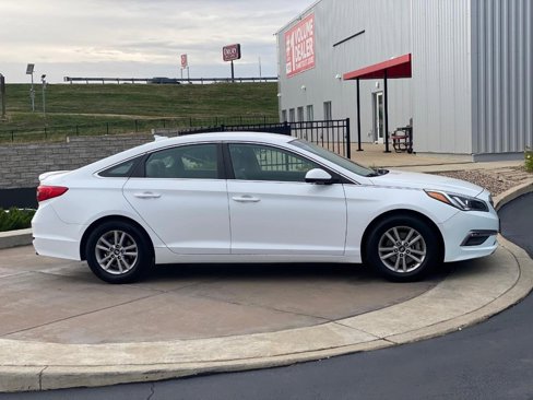 Used 2015 Hyundai Sonata SE image 2