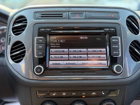Used 2014 Volkswagen Tiguan SE image 29