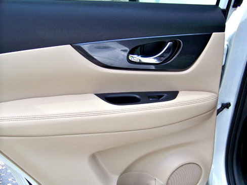 Used 2015 Nissan Rogue SV image 38
