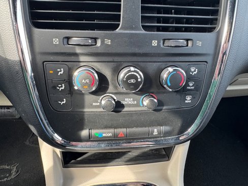 Used 2017 Dodge Grand Caravan SXT image 18