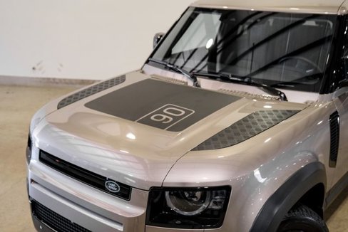 Used 2023 Land Rover Defender 90 SE image 4
