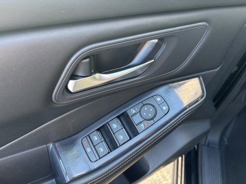 Used 2024 Nissan Rogue SV image 23