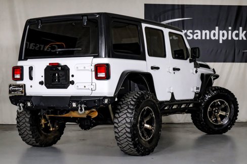 Used 2018 Jeep Wrangler Unlimited Sahara image 9