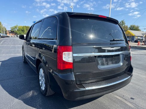Used 2014 Chrysler Town & Country Touring image 9
