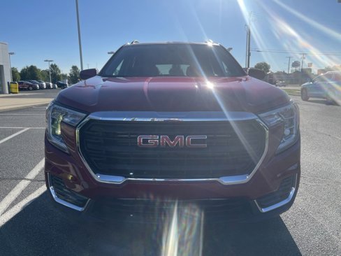 Used 2023 GMC Terrain SLE w/ Driver Convenience Package image 3