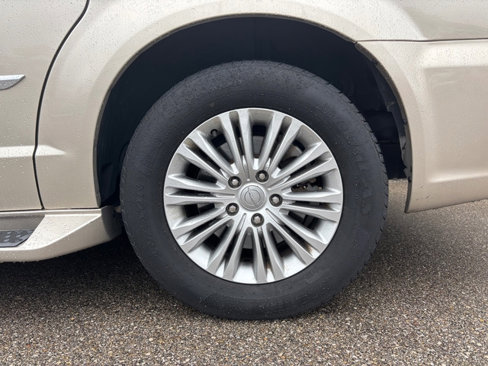 Used 2015 Chrysler Town & Country Touring-L image 31