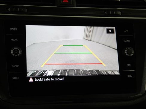 Used 2023 Volkswagen Tiguan SE w/ Panoramic Sunroof Package image 15