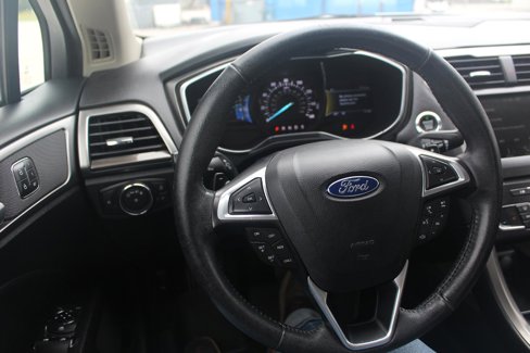 Used 2017 Ford Fusion SE w/ Fusion SE Technology Package image 9