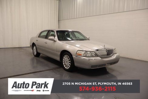 Used 2005 Lincoln Town Car Signature image 1