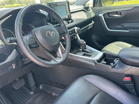 Used 2020 Toyota RAV4 XLE Premium image 12