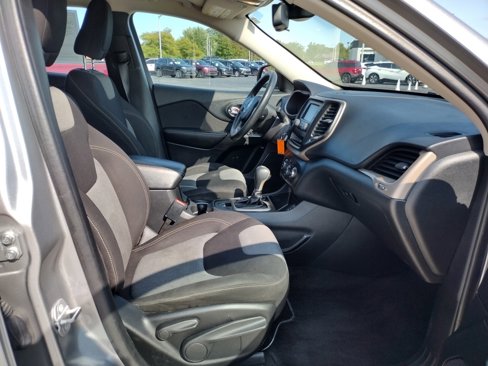 Used 2016 Jeep Cherokee Sport image 10