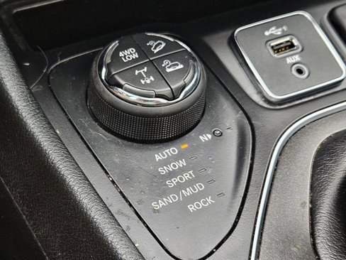 Used 2019 Jeep Cherokee Trailhawk image 30
