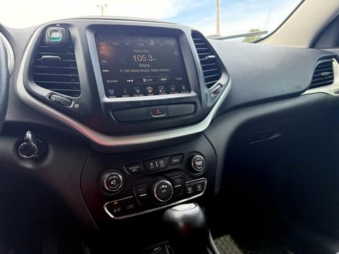 Used 2016 Jeep Cherokee Trailhawk w/ Cold Weather Group image 17
