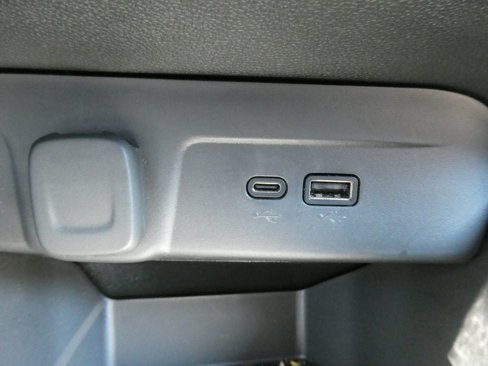 Certified 2025 Chevrolet Trax RS image 23