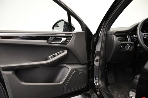 Certified 2025 Porsche Macan Turbo image 35