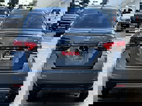 Used 2024 Nissan Versa SV image 5