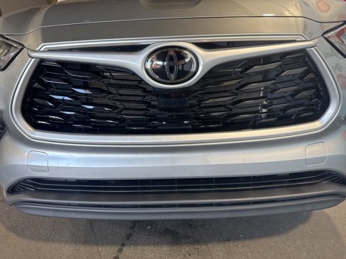 Used 2022 Toyota Highlander LE image 12