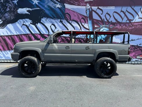 Used 2004 Chevrolet Suburban Z71 w/ Preferred Equipment Group image 1