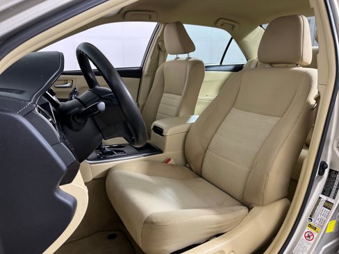 Used 2015 Toyota Camry LE image 4