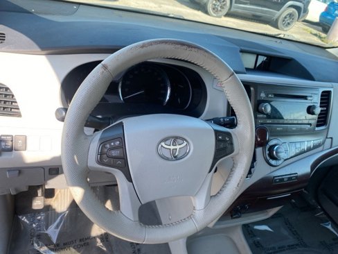 Used 2011 Toyota Sienna XLE image 12