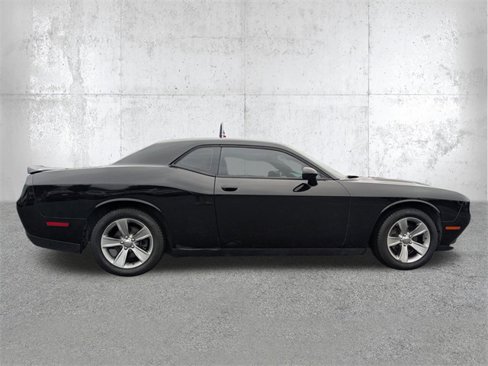 Used 2019 Dodge Challenger SXT image 3