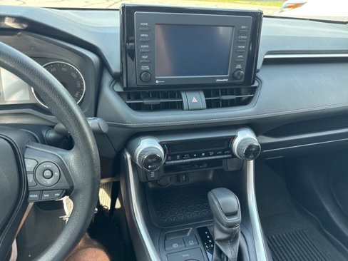 Used 2022 Toyota RAV4 LE image 17