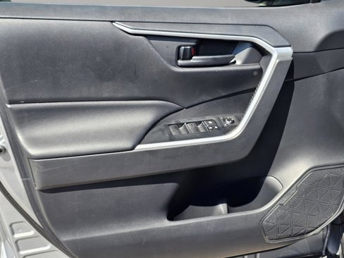 Used 2019 Toyota RAV4 LE image 15
