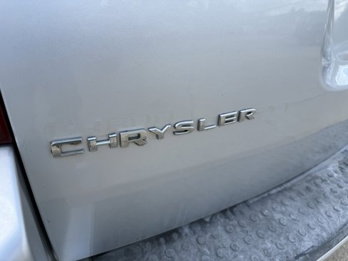 Used 2010 Chrysler Town & Country Touring image 10