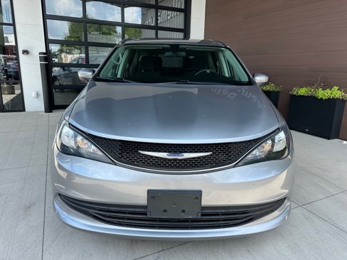 Used 2020 Chrysler Voyager LX image 2