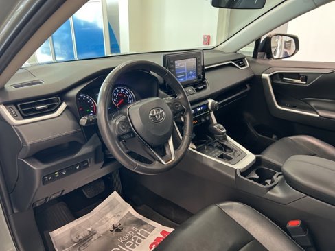 Used 2020 Toyota RAV4 XLE Premium image 12