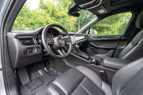 Certified 2024 Porsche Macan image 3