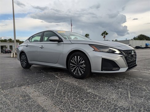 Used 2023 Nissan Altima 2.5 SV image 2