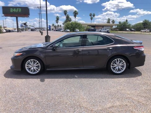 Used 2019 Toyota Camry SE image 4