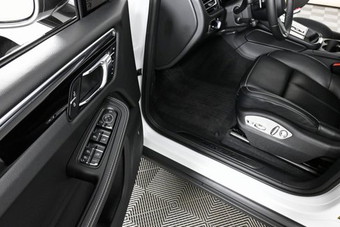 Used 2024 Porsche Macan Turbo image 8