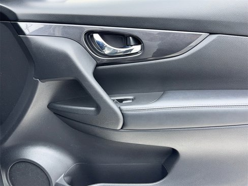 Used 2018 Nissan Rogue SV image 47