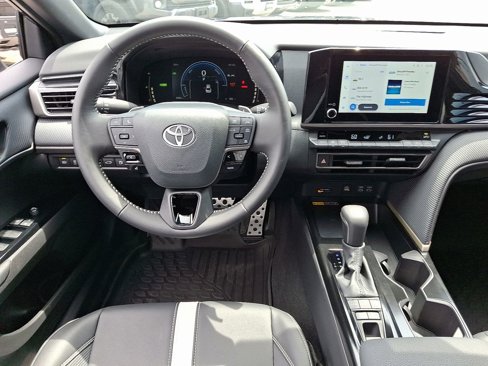 Used 2025 Toyota Camry SE image 11