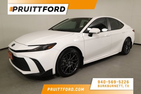 Used 2025 Toyota Camry SE image 1