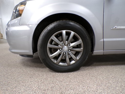 Used 2015 Chrysler Town & Country S image 9