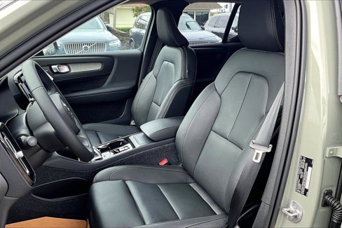 New 2025 Volvo XC40 B5 Ultra w/ Protection Package Premier image 13
