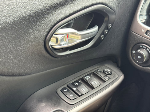 Used 2022 Jeep Cherokee Limited image 25