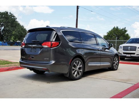 Used 2017 Chrysler Pacifica Limited image 5